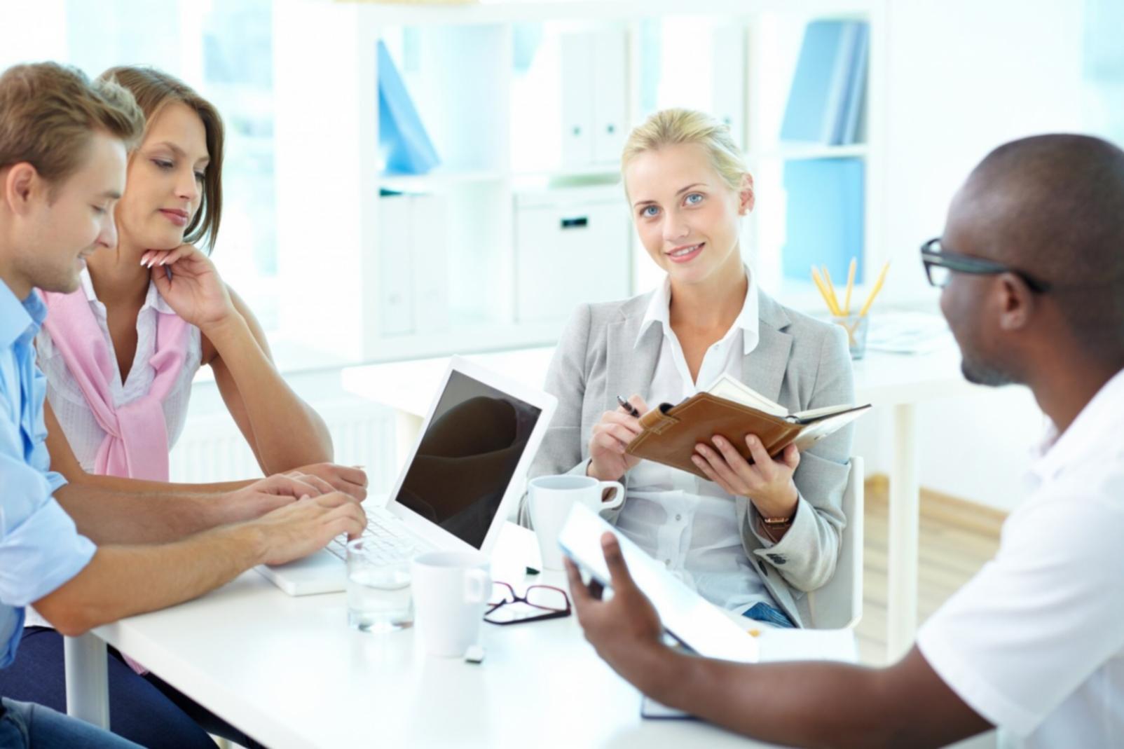 Equipo de analistas trabajando con datos financieros en oficina moderna