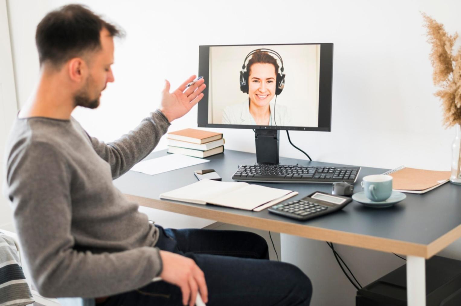 Espacio de trabajo con análisis financiero y gráficos en pantalla